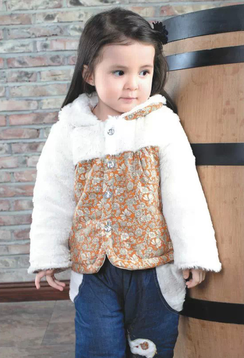 圣嬰島女童帶帽白色印花冬裝