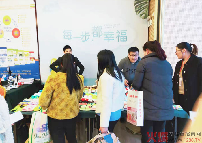 ÿһ�������Ҹ���ĸ�����۷������վ�����չ٣��Ҹ�����ͯЬ���ʱ��F(xi��n)�A������