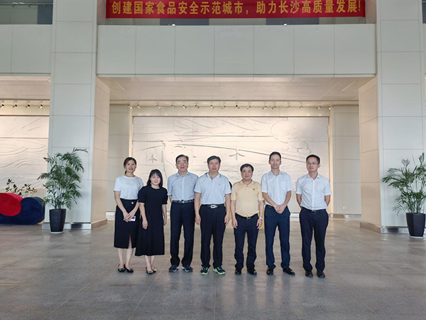 各領(lǐng)導(dǎo)蒞臨歐比佳乳業(yè)參觀(guān)考察.jpg 各領(lǐng)導(dǎo)蒞臨歐比佳乳業(yè)參觀(guān)考察.jpg