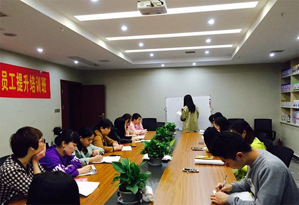 員工培訓班.jpg 員工培訓班.jpg